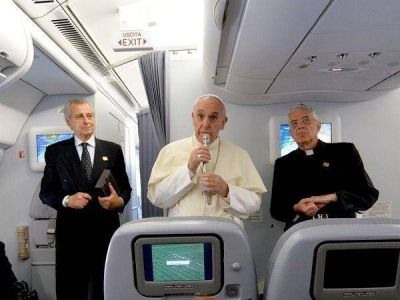 Afirman que Bergoglio le pidió al piloto sobrevolar territorio argentino
