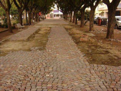 Quedan pocos metros para terminar el empedrado de la plaza Mitre