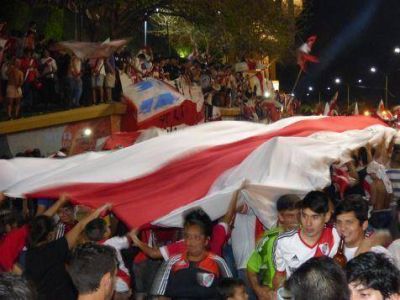 Los hinchas Millonarios coparon la Costanera de Posadas con los festejos