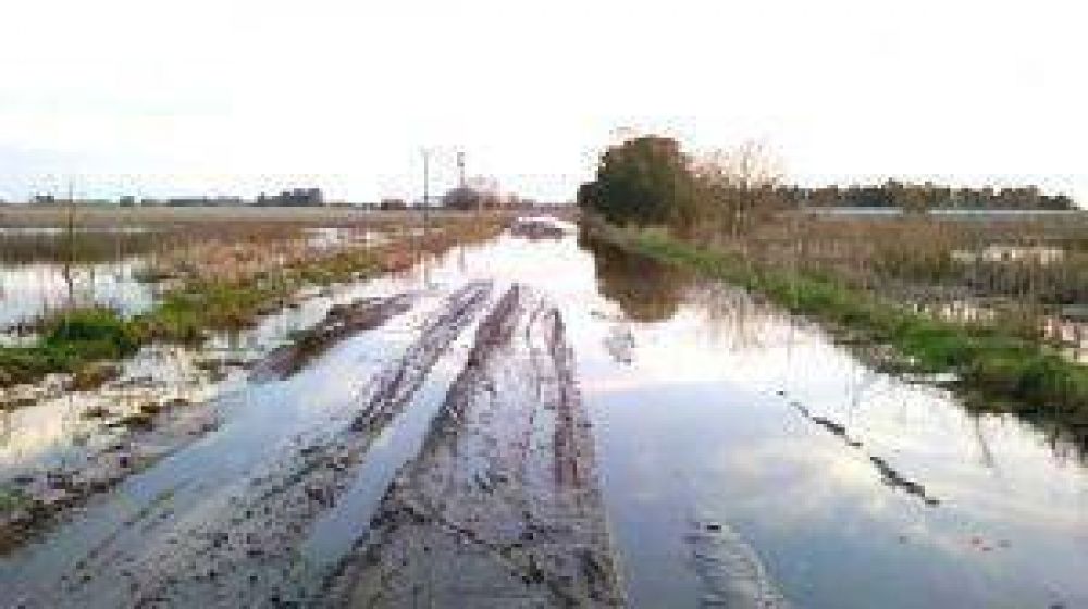 Varios caminos rurales se encuentran bajo agua