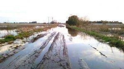 Varios caminos rurales se encuentran bajo agua