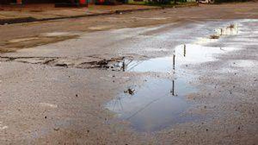 Vecinos reclaman por p�rdida de agua en las calles