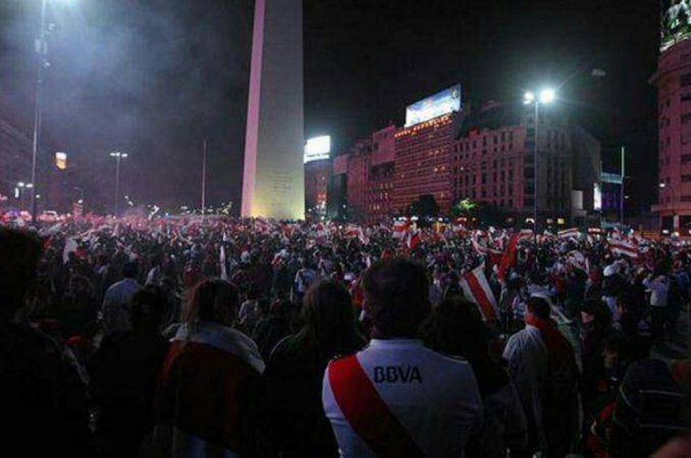 Ni siquiera la lluvia pudo empa�ar el festejo de River en el Obelisco