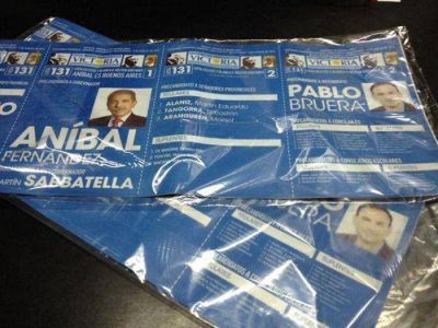 Bruera un prevenido: No hizo obras hidr�ulicas pero reparte sus boletas en bolsitas �anti-lluvia�