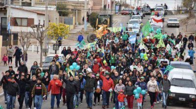 P�rez Cat�n encabez� caminata por barrios de Trelew