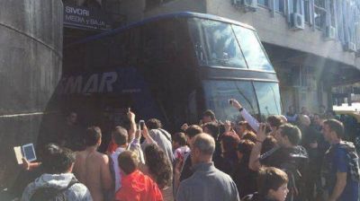 En medio de una multitud, el plantel de River lleg� a Ezeiza para viajar a Jap�n