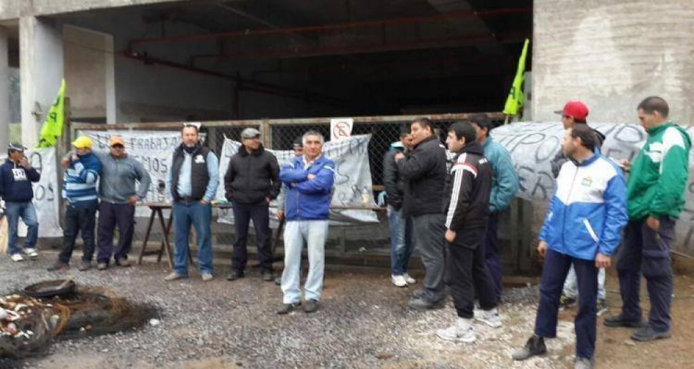 Pese al clima, trabajadores de UOCRA mantienen protesta en el hotel San Juli�n