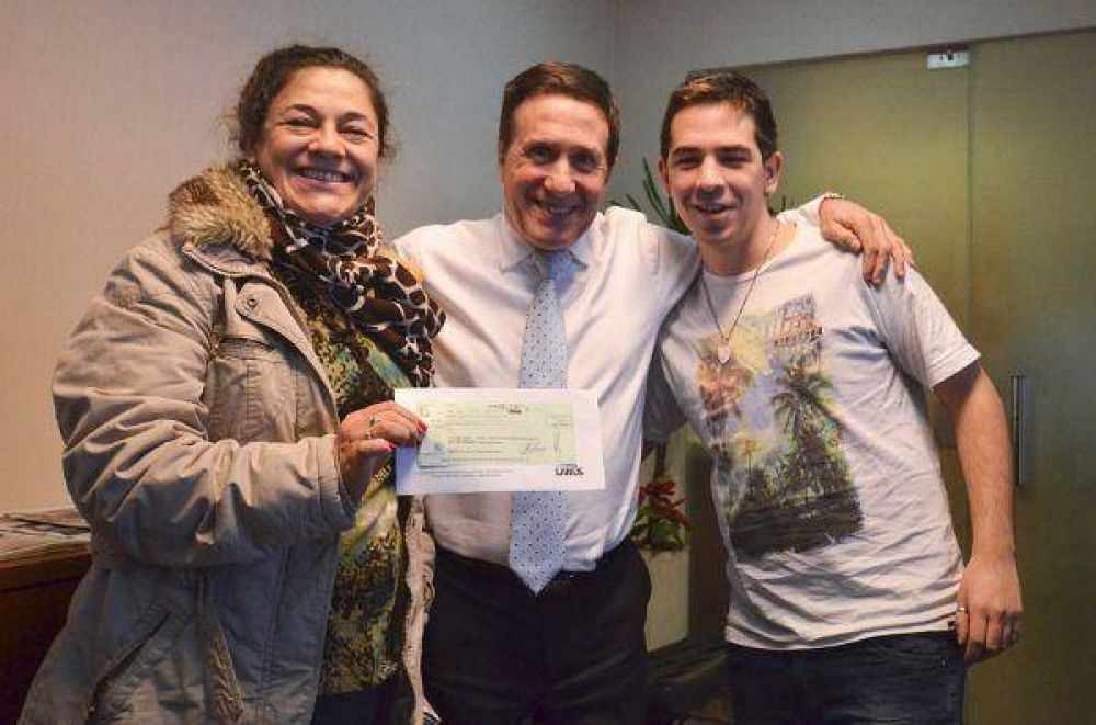 D�az P�rez hizo entrega de subsidios