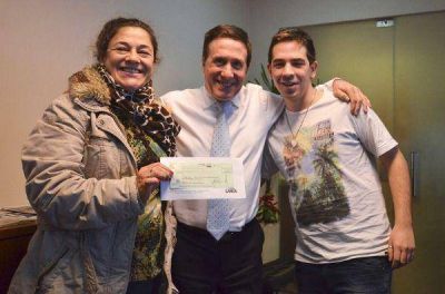 D�az P�rez hizo entrega de subsidios