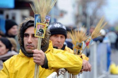 Los peregrinos esperaban bajo la lluvia la apertura del templo de San Cayetano