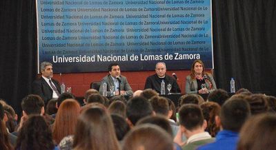 Mons. Lugones debati� la enc�clica con alumnos secundarios