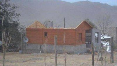 El Viento Zonda se llev� techos y dej� sin luz ni agua a Taf� del Valle