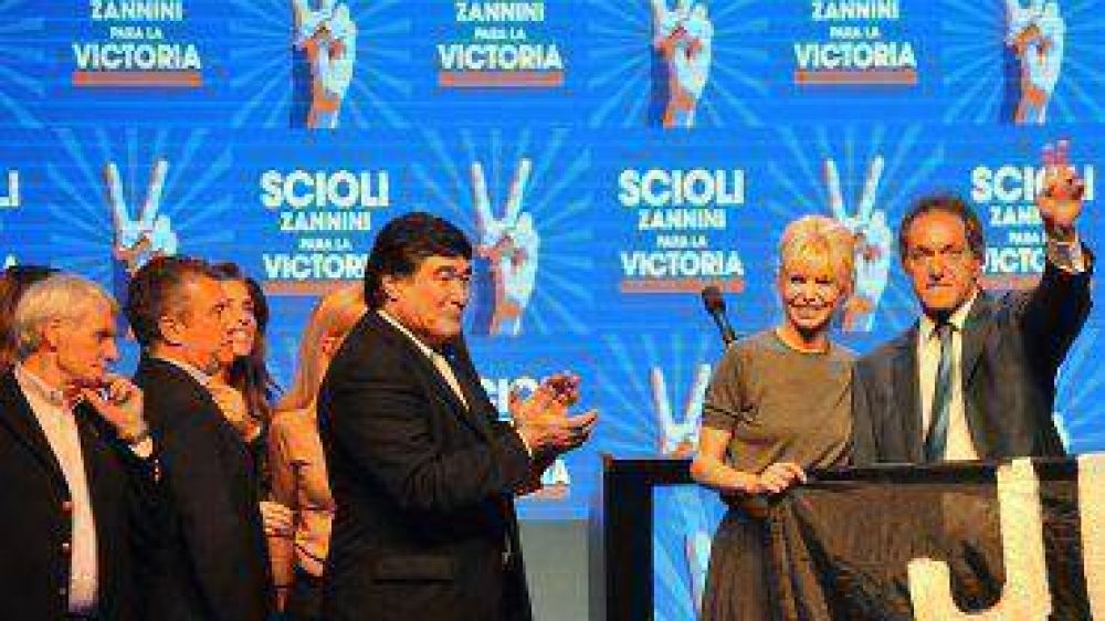 Con un discurso moderado, Scioli tendi� puentes con propios y ajenos