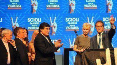 Con un discurso moderado, Scioli tendi� puentes con propios y ajenos