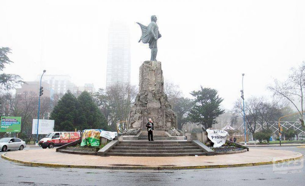 Lo mat� la lluvia: en soledad, Yattah cerr� la campa�a en la Plaza San Mart�n