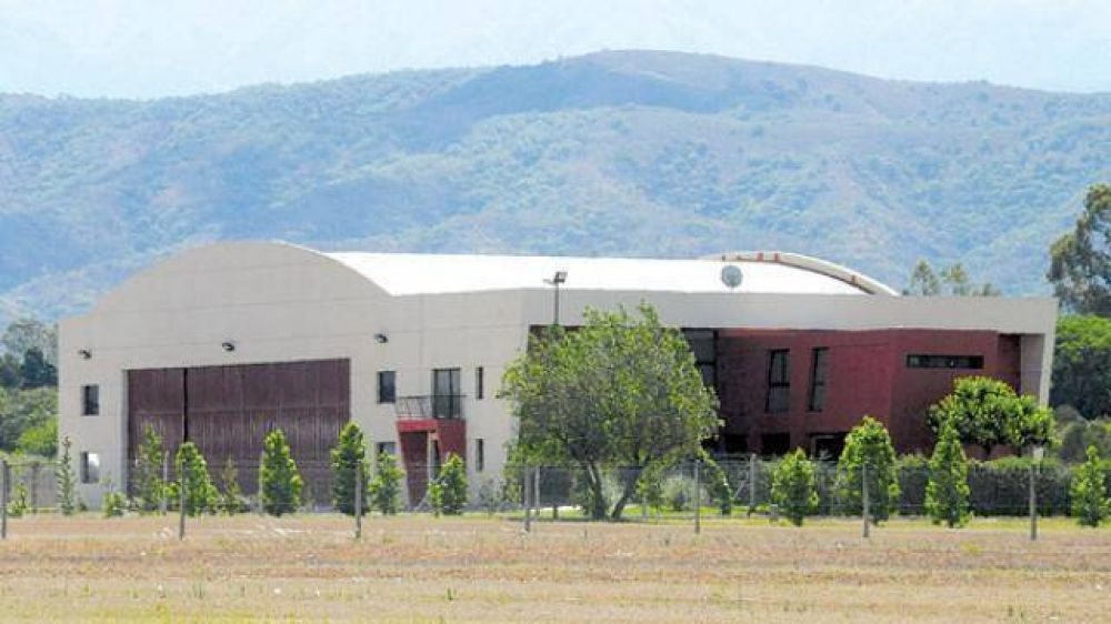 Reiteran el pedido de desalojo de Romero y sus aeronaves del hangar de la Provincia