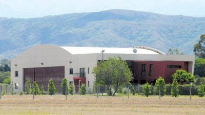 Reiteran el pedido de desalojo de Romero y sus aeronaves del hangar de la Provincia