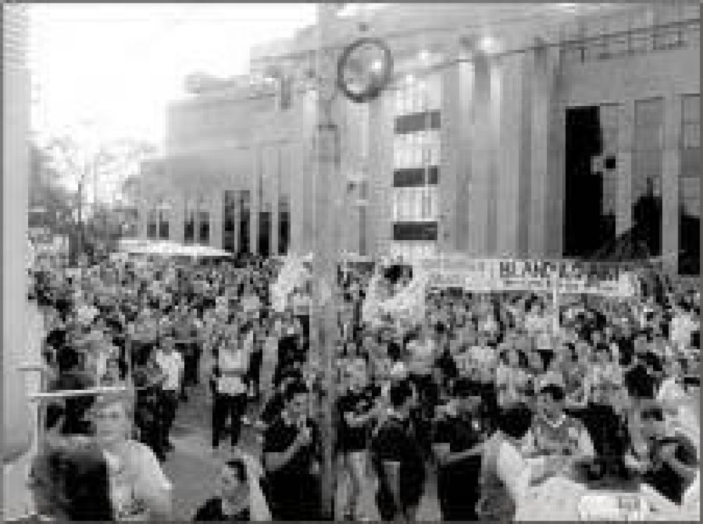 Docentes realizaron una marcha hasta la Legislatura y presentaron puntos de reclamo a diputados