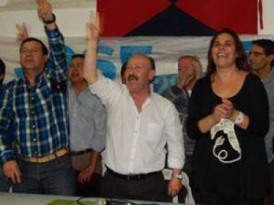 El Frente para la Victoria cerr� la campa�a con un homenaje a los militantes