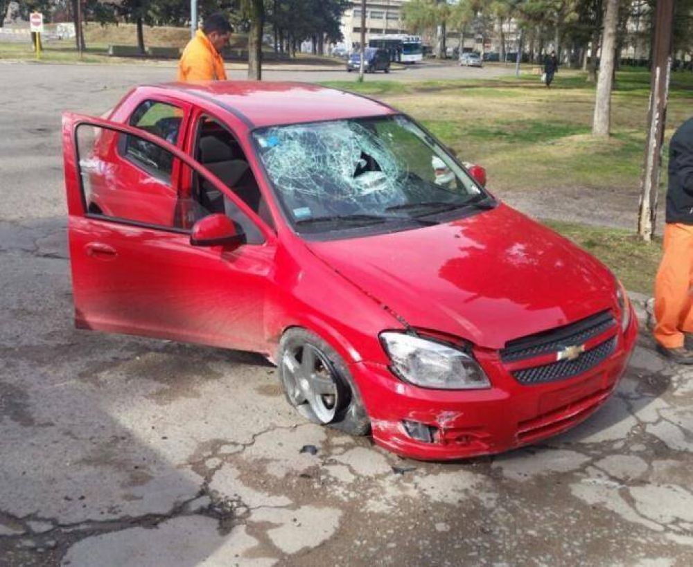 Chocaron contra el cord�n de una rotonda en el interior del Parque de Mayo