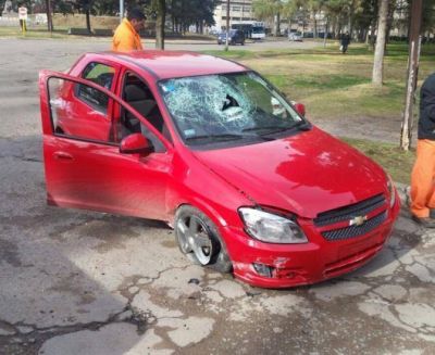 Chocaron contra el cord�n de una rotonda en el interior del Parque de Mayo