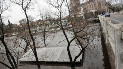 El r�o Luj�n super� los 4 metros de altura y el agua avanza hacia la Bas�lica