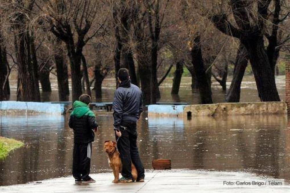 Unos 280 evacuados y mil autoevacuados en Luj�n, donde el r�o baj� pero se espera otra crecida