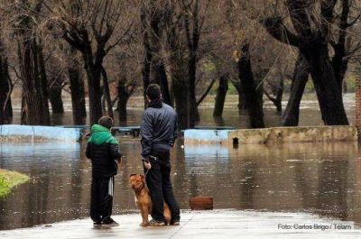 Unos 280 evacuados y mil autoevacuados en Luj�n, donde el r�o baj� pero se espera otra crecida
