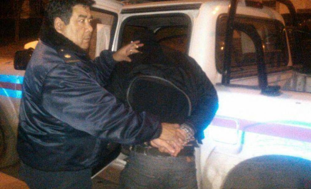 Le rob� a una vendedora en San Cayetano y lo atraparon