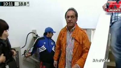 Scioli y una mesa concurrida: ten�a 15 personas adelante