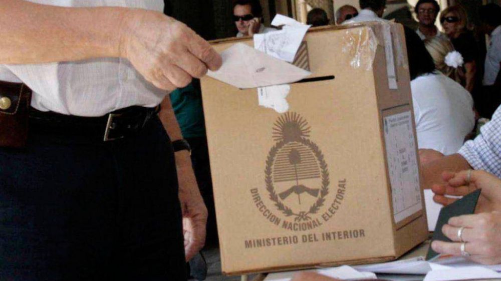 Con fr�o, lluvia y demoras en varias escuelas, se definen los candidatos a intendente