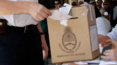 Con fr�o, lluvia y demoras en varias escuelas, se definen los candidatos a intendente