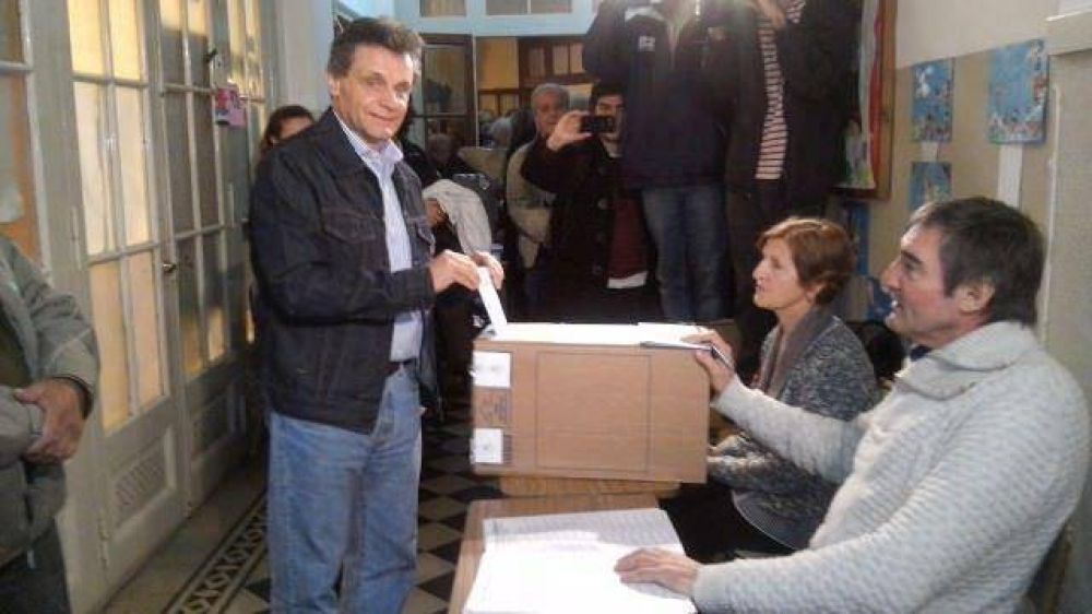 El voto de Pulti: �Vivimos este d�a con confianza y entusiasmo�
