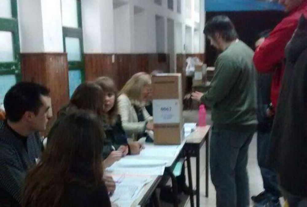 #Elecciones2015 con mal tiempo y retrasos arrancaron las PASO en Olavarr�a