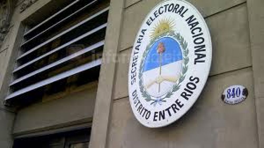 Apoderados acusan problemas para �ordenar las boletas� dentro del cuarto oscuro 