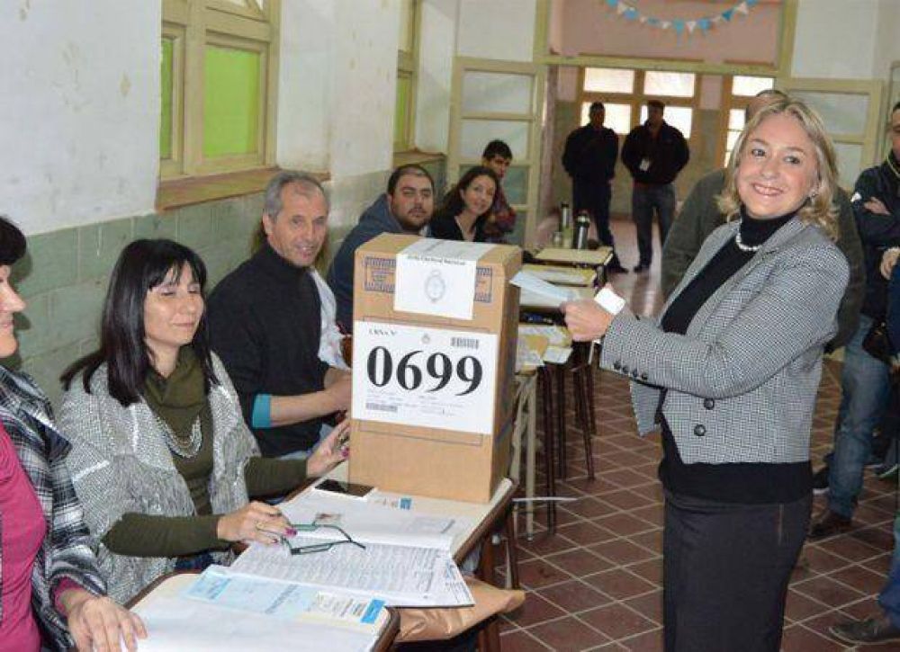 Liliana Negre de Alonso vot� en el Hogar Escuela