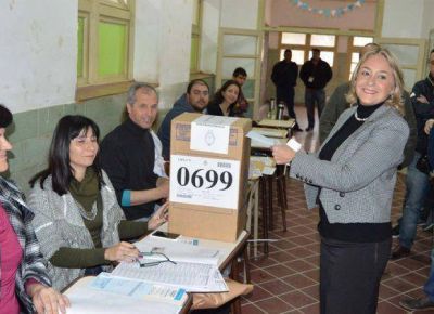 Liliana Negre de Alonso vot� en el Hogar Escuela