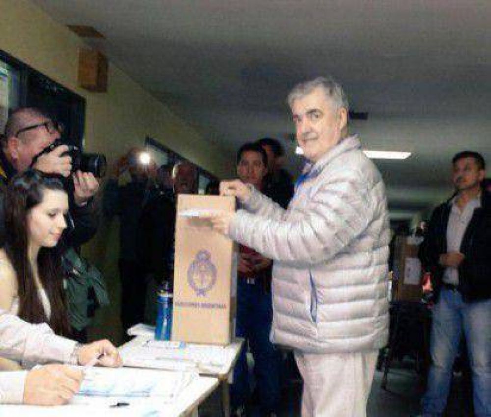 Das Neves vot� en la Escuela 724 de Trelew
