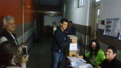 VOTO EL CANDIDATO A INTENDENTE DE LANUS POR EL FPV JULIAN ALVAREZ
