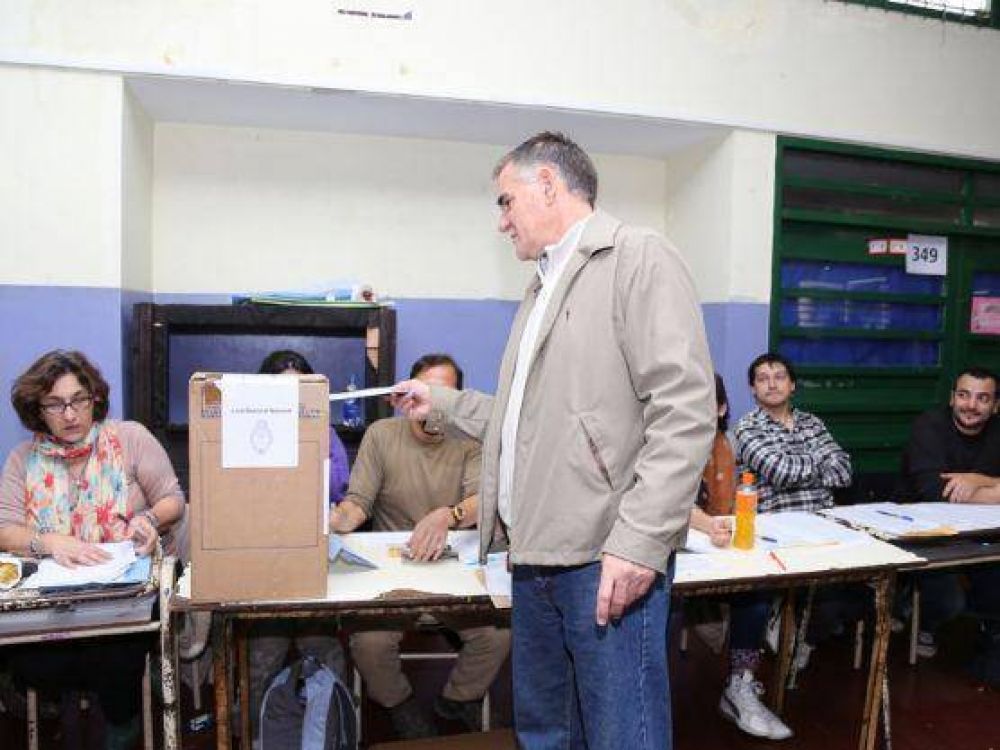 Carlos Castagneto emiti� su voto: �Cada d�a que pasa la democracia se va fortaleciendo�