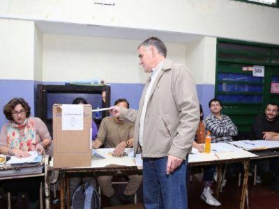 Carlos Castagneto emiti� su voto: �Cada d�a que pasa la democracia se va fortaleciendo�