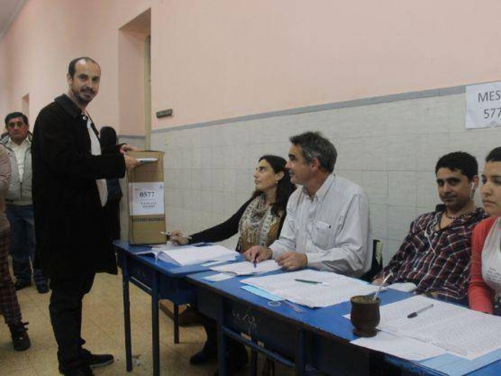 Gast�n Crespo emiti� su voto: �Hay que poner tranquilidad para que todos los vecinos puedan sufragar�