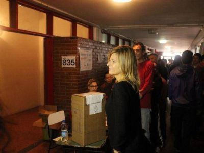 Florencia Saintout emiti� su voto: �Hasta el momento se est�n llevando muy bien estas elecciones�