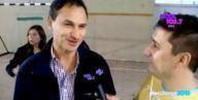 La Plata: �Estoy muy contento, la gente se vuelca masivamente a votar�, dijo Bruera