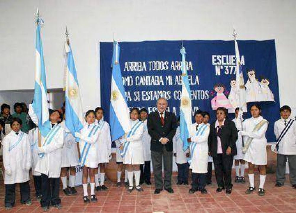 Inaugur� escuela en Tumbaya El gobernador Walter Barrionuevo