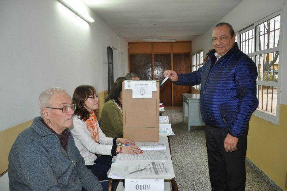 Tras votar, S�nchez desestim� complicaciones y valor� la �fiesta c�vica�
