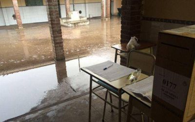 #Elecciones2015 Quejas por falta de resguardo de la lluvia en algunas Escuelas
