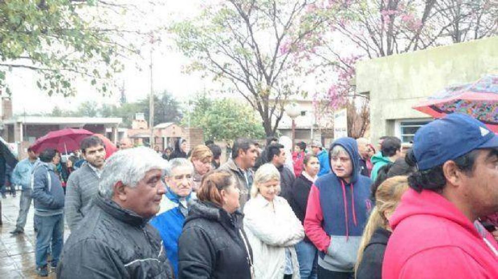 Cerraron los comicios pero contin�a la votaci�n