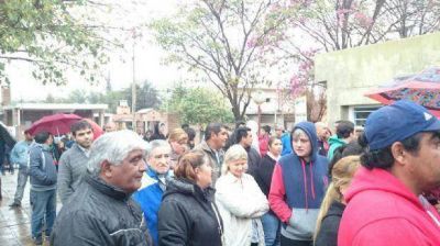 Cerraron los comicios pero contin�a la votaci�n