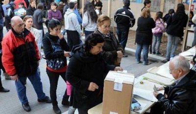 Cerraron los comicios y siguen las largas filas en las escuelas